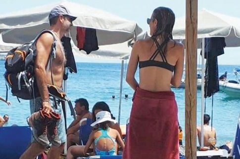 Στην παραλία με look «survivor» ο Μητσοτάκης