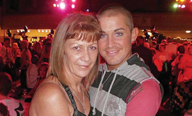 Με έναν από τους γιους της