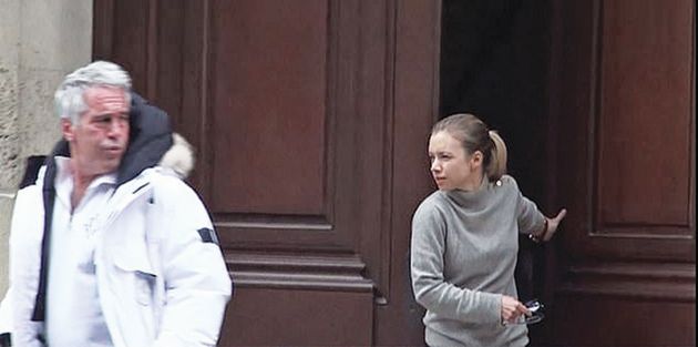 ΝΤΟΚΟΥΜΕΝΤΟ Ο Επστάιν βγαίνει από το σπίτι του στη Νέα Υόρκη και μια κοπέλα τον ακολουθεί