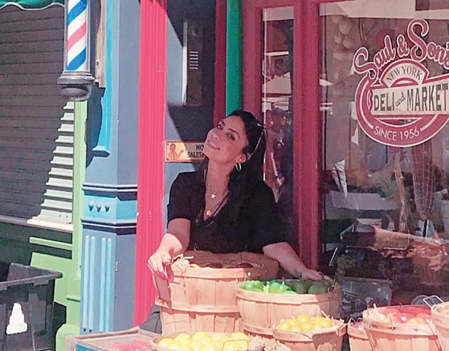 Η Αντωνίου κρατώντας καλάθια με φρούτα