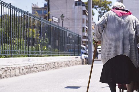Νεαροί ληστές αποπειράθηκαν να βιάσουν 86χρονη γιαγιούλα