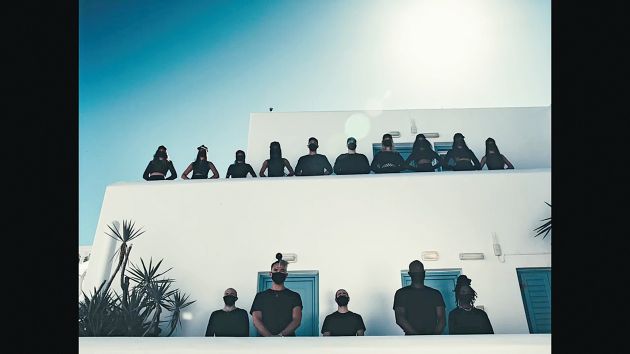 Μαυροφορεμένοι στην οροφή σπιτιού