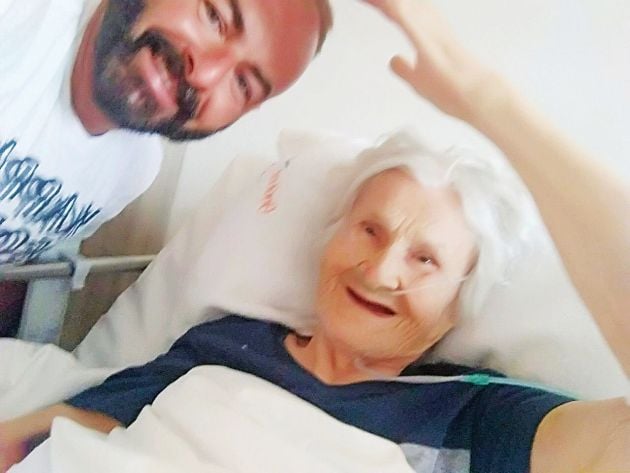 Στο νοσοκομείο με τον ρεπόρτερ της «Εspresso» Νίκο Νικόλιζα