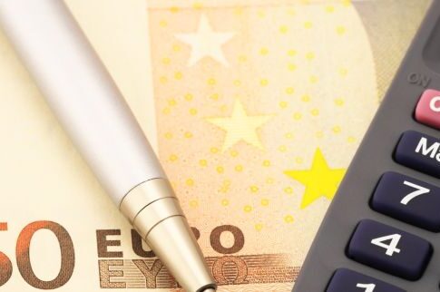 Η κυβέρνηση ρίχνει νερό στο κρασί της