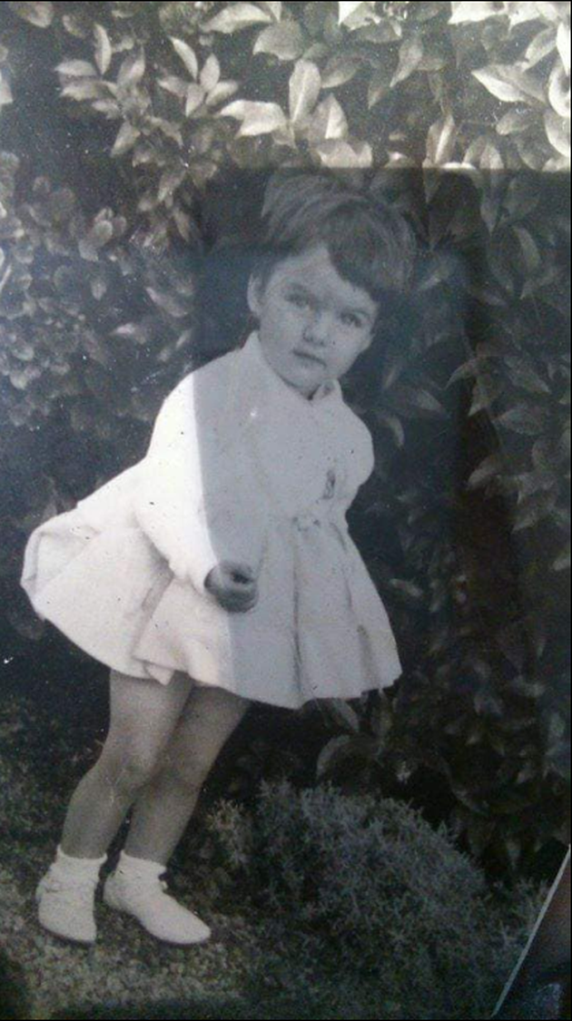 Παιδούλα στον κήπο του πατρικού της στου Παπάγου