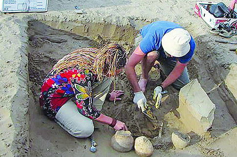 24_25_f3_18212846-7440303-archeologists_carefully_handle_the_2_137_year_old_iphone_with_th-a-13_1567936990775
