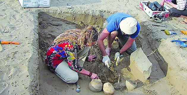 24_25_f3_18212846-7440303-archeologists_carefully_handle_the_2_137_year_old_iphone_with_th-a-13_1567936990775