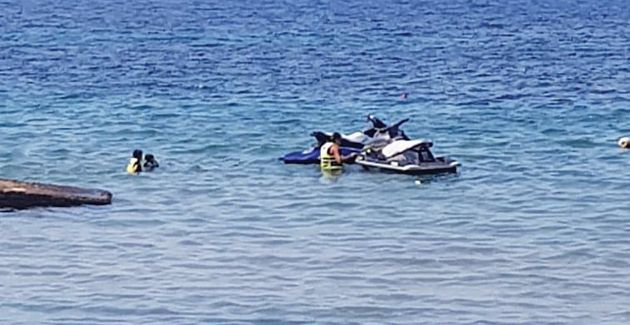 Ο Γιώργος Λιάγκας και οι γιοι του κολυμπούν προς το jet ski