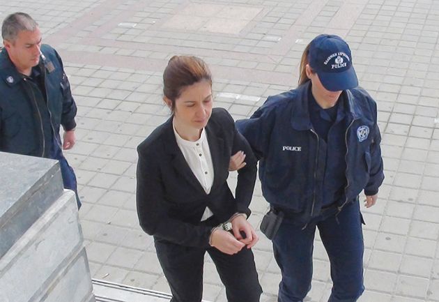 Η χήρα οδηγείται στο δικαστήριο