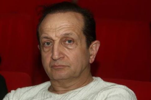 Gay φιλιά από Μπιμπίλα πάνω στο θεατρικό σανίδι