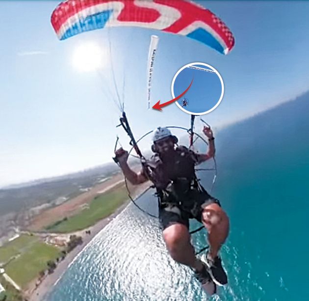 Ο Μιχάλης Ιατρόπουλος στον αέρα με το αλεξίπτωτο και το τεράστιο πανό