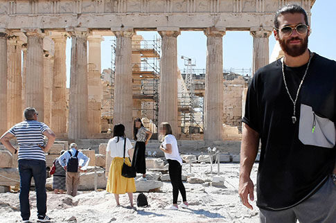 Σάλος με το... δάχτυλο Τούρκου ηθοποιού