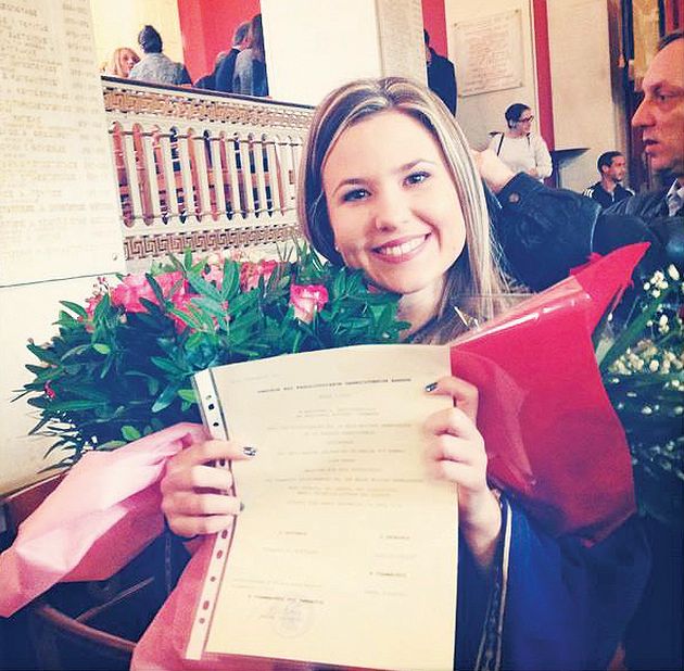 Η Αντιγόνη με το πτυχίο της