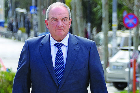 Ο Καραμανλής παίρνει αμπάριζα και αρχίζει δημόσιες παρεμβάσεις