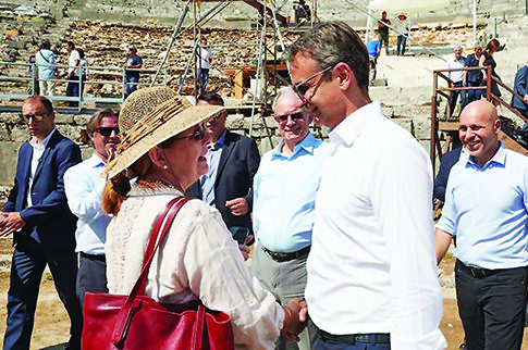 Πήγε στο αρχαίο θέατρο και έπεσε πάνω σε reunion παλιών συμμαθητών