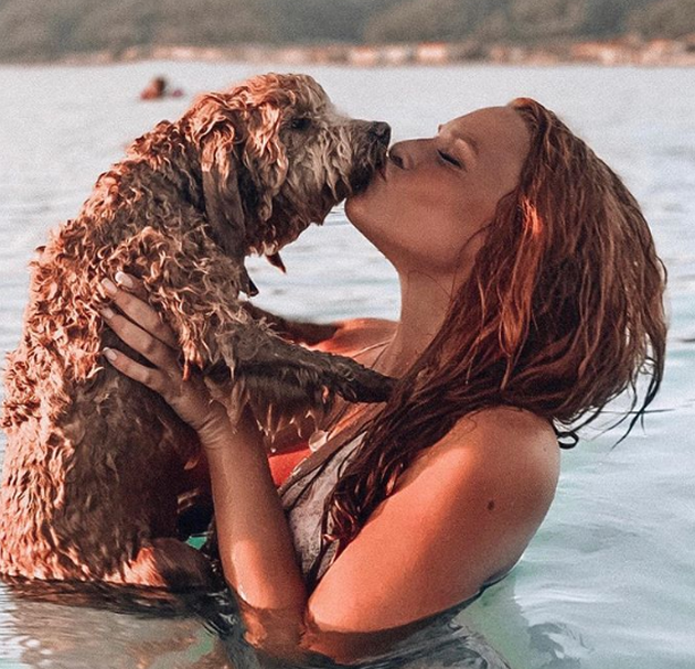 ΣΤΗ ΘΑΛΑΣΣΑ με την Τζίτζι η Χρηστίδου