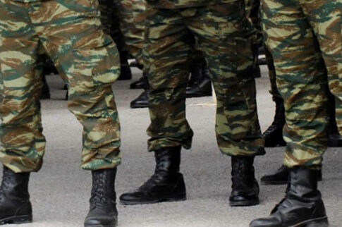 Άντρες στο χακί με κραγιόν και βλεφαρίδες