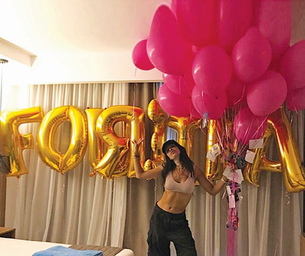 ΣΤΟ ΔΩΜΑΤΙΟ του ξενοδοχείου της η Ελένη Φουρέιρα με τα μπαλόνια που γράφουν το όνομά της