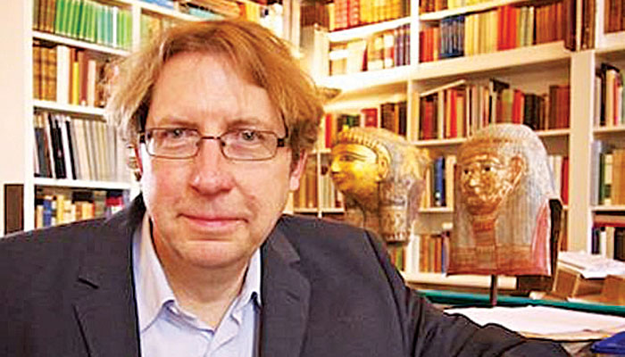 Καθηγητής πανεπιστημίου δεν έχει τον… Θεό του!