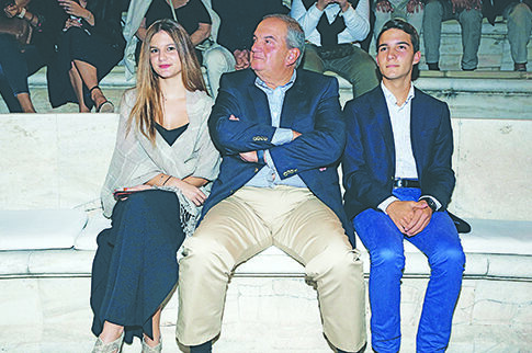 Με τα δίδυμα ο Καραμανλής στη συναυλία του Ξαρχάκου