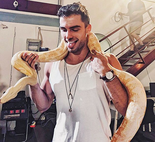 Ο Στέφανος Γιαννακόπουλος στο πλατό με φίδι στους ώμους