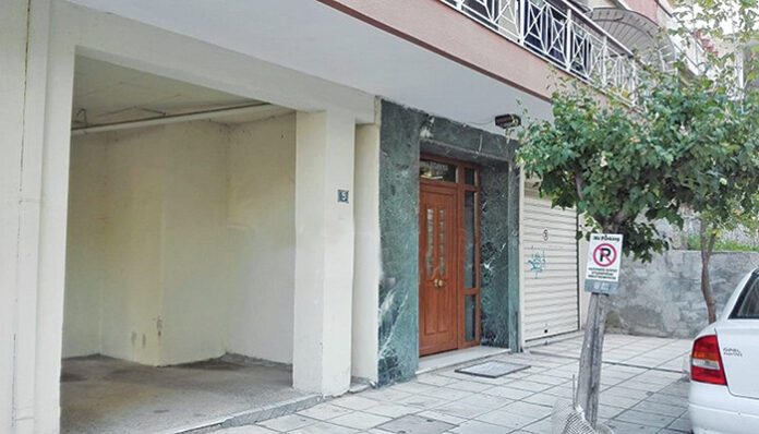 Σοκ! 24χρονη γέννησε και άφησε σε είσοδο πολυκατοικίας το μωράκι της