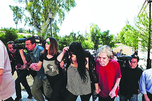 Ελεύθερες η 19χρονη Μήδεια της Πετρούπολης και η μάνα της