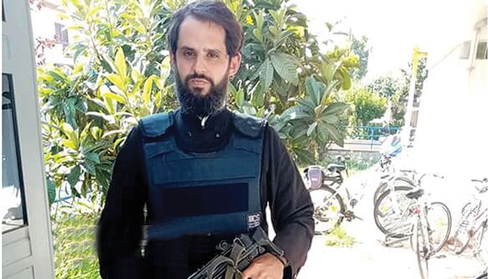 Ειδικός φρουρός με ράσο έκανε άνω κάτω τα Τρίκαλα