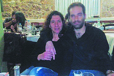 Την έπνιξε μπροστά στα δύο μωρά τους