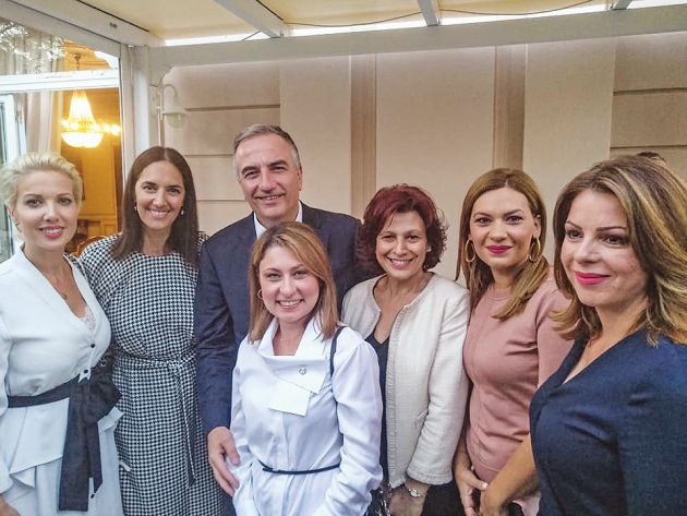 Ο Σταύρος Καλαφάτης με βουλευτίνες