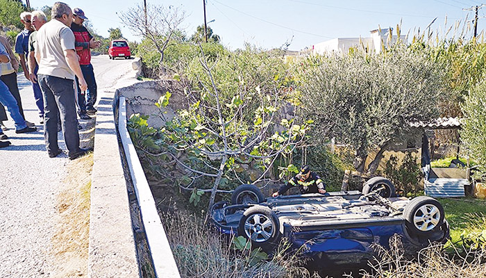 «Βουτιά» με την όπισθεν σε χωράφι