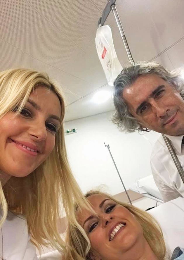 Η Φωτεινή Αραμπατζή (αριστερά) με την αδελφή της Μαρία στο μαιευτήριο