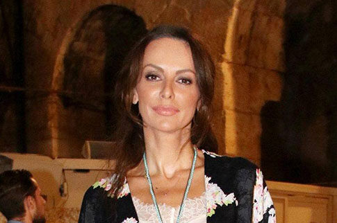 Το καινούργιο «αυστηρό» look της Μαγγίρα