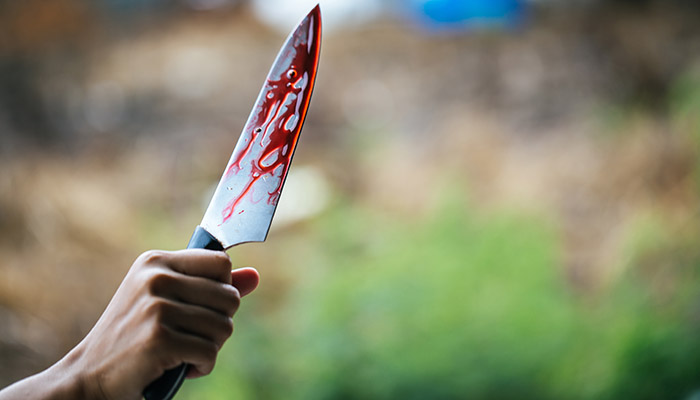 Άγριο έγκλημα στην Κρήτη! 31χρονη μαχαίρωσε στη μέση του δρόμου τον εν διαστάσει σύζυγό της