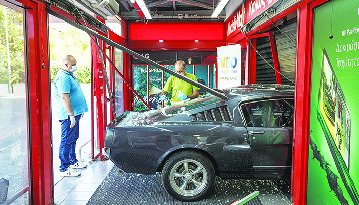 Τσάκωσαν τη σπείρα που έκανε «ντου» με Ι.Χ. σε καταστήματα