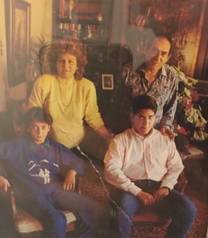 φ2 Με τους γονείς του Στράτο και Γεωργία και τον αδελφό του Στέλιο Διονυσίου