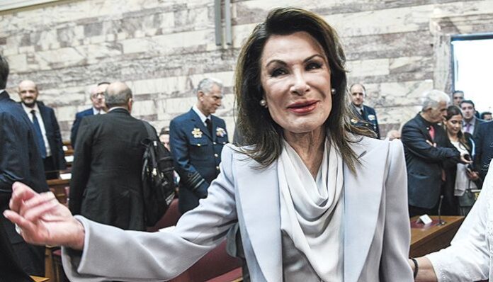 Να ’τανε το ’21 με αγνώριστη «Lady G»