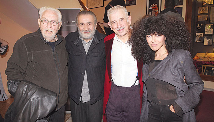 Στα καμαρίνια ο Γιώργος Μιχαλακόπουλος με τον Λάκη Λαζόπουλο, τον Πέτρο Φιλιππίδη και τη Μαρία Σολωμού