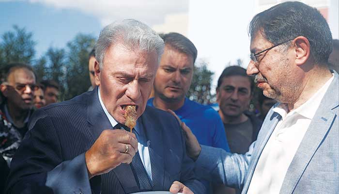 «Ναι» στο… μπάρμπεκιου από τους Σύρους της Ελλάδας