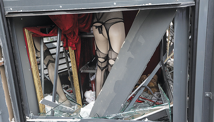 Βομβιστική επίθεση σε κατάστημα ερωτικών ειδών!