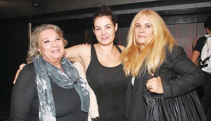Η Κορινθίου κλαίει και χτυπιέται... επί σκηνής