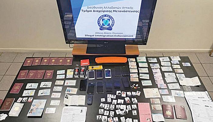 Χειροπέδες σε Πακιστανούς που πλαστογραφούσαν διαβατήρια και ταυτότητες