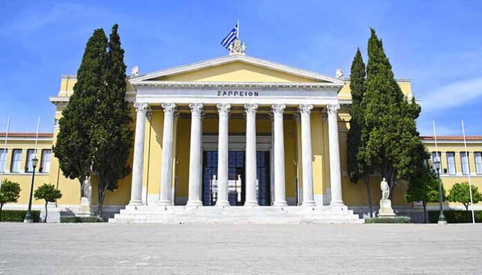 Λάμψη και μεγαλείο στο fashion show του οίκου μόδας Nikos - Takis