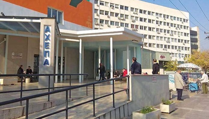 Απίστευτη καταγγελία! Άστεγοι ερωτοτροπούσαν στην είσοδο του ΑΧΕΠΑ