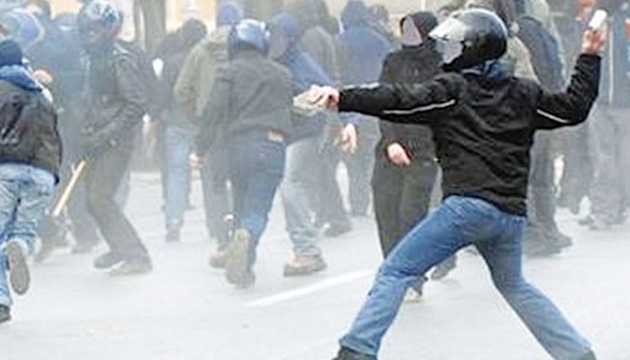 Πέτρες και μολότοφ σε αστυνομικούς για «αντίποινα»