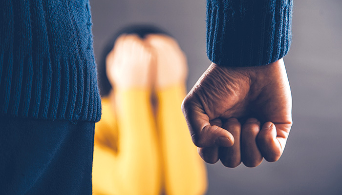 Άγριο ξύλο από νταή πανελίστα σε νεαρή συνάδελφό του μέσα σε τουαλέτα