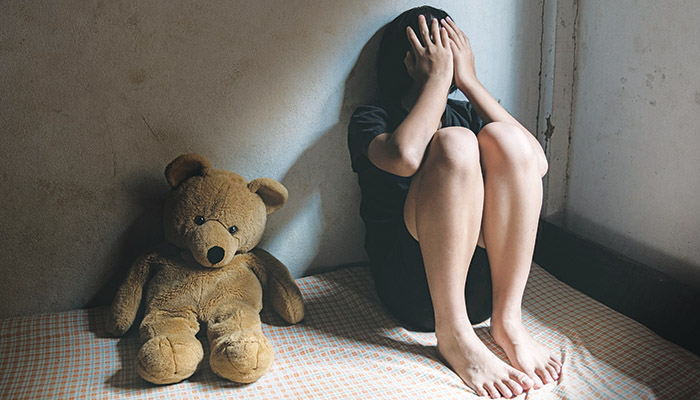 Κατάθεση «βόμβα» από την αδελφή της κοπέλας που κατηγορεί τον πατέρα της ότι τη βίαζε από τα 11 της