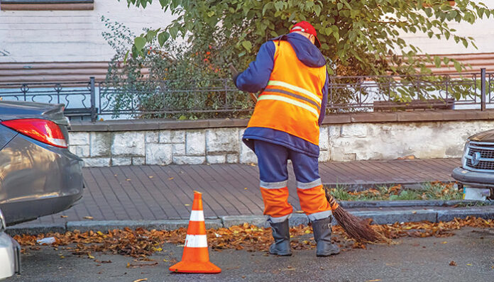 Άνδρας εργαζόταν σε συνεργείο καθαρισμού τοπικού δήμου με τη σύμβαση της συζύγου του