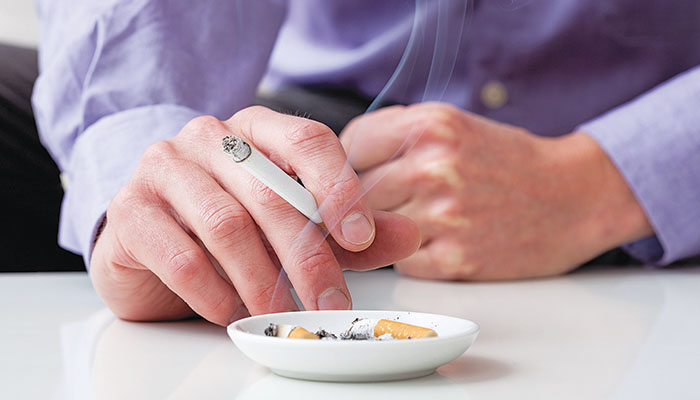 Τον «κάρφωσε» θαμώνας επειδή κάπνιζε σε καφέ