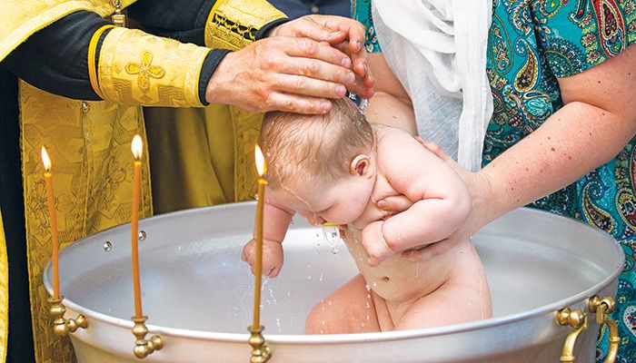 Νονά ζητάει με αγωγή πίσω τον σταυρό από τους κουμπάρους